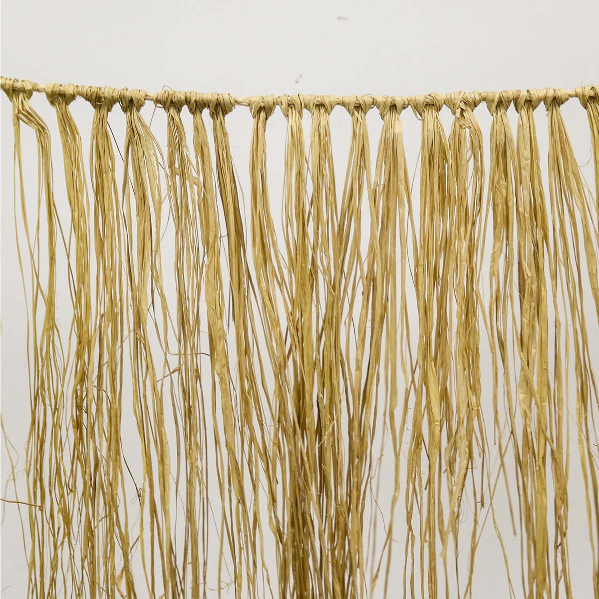 Guirnalda decorativa de flecos de rafia natural - Image 7