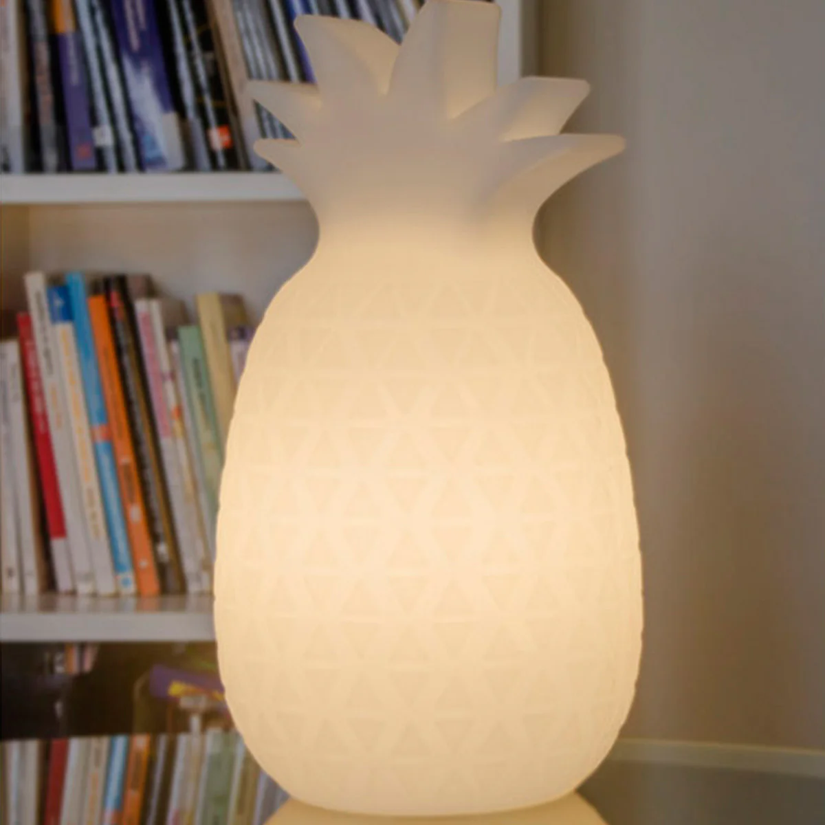LÁMPARA CON FORMA DE PIÑA SAMBA INTERIOR LUZ CÁLIDA