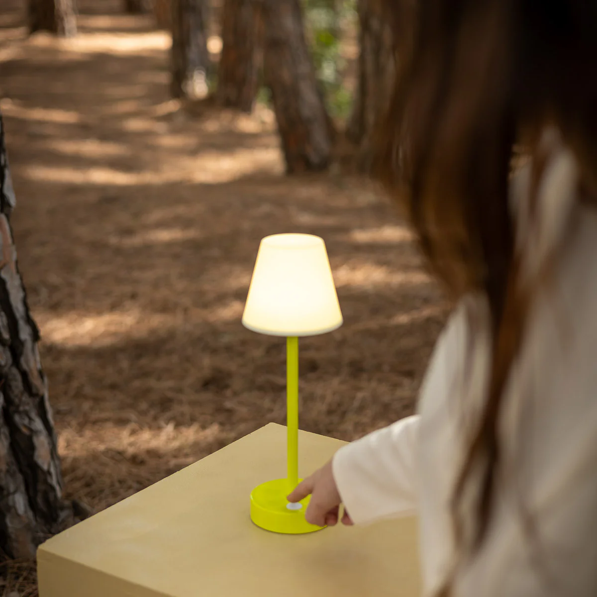 Lámpara de Mesa Lola Slim 30 Color Lima - Image 3