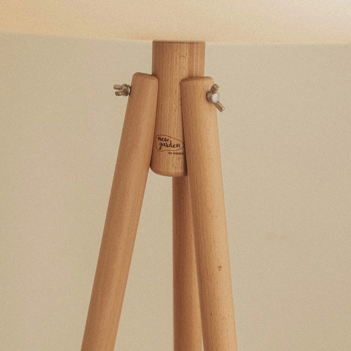 LÁMPARA DE PIE DE DISEÑO CON PATAS DE MADERA DENISE 140 - Image 7