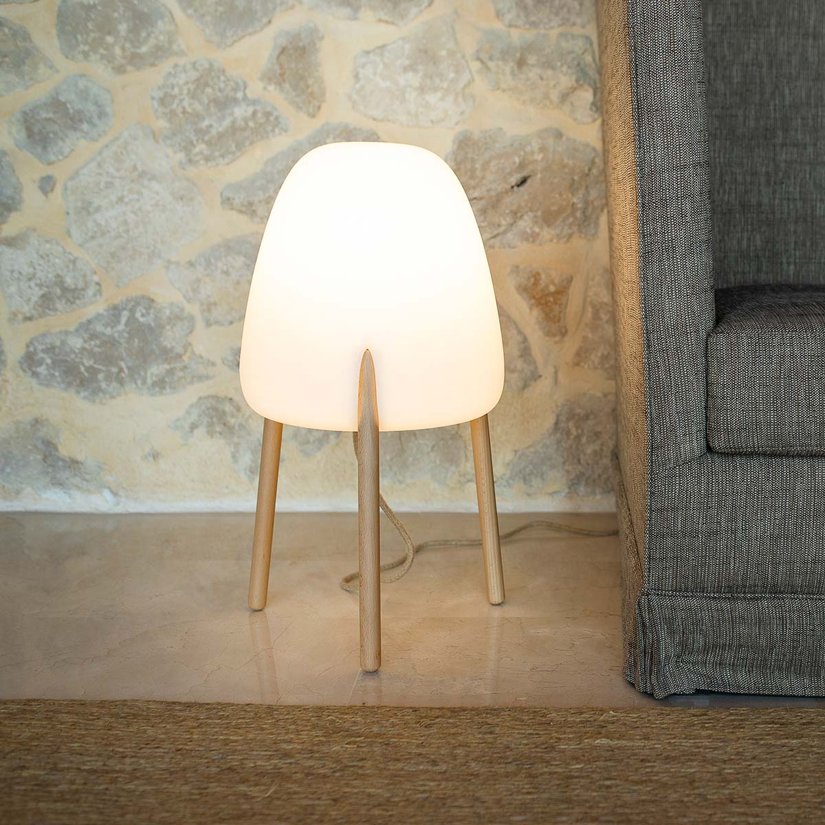 LÁMPARA DE PIE DE DISEÑO CON PATAS DE MADERA ROCKET 70 | USO INTERIOR - Image 4